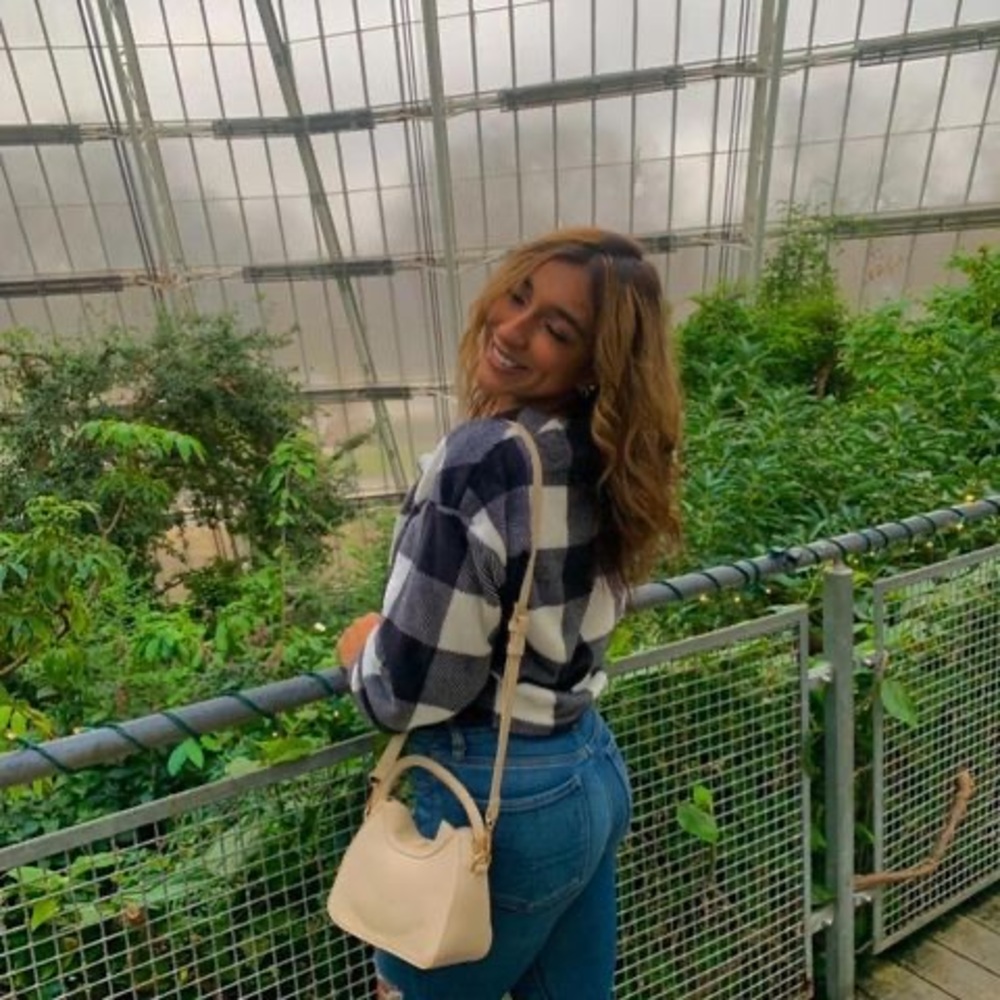 Meet your Posher, Amaya
